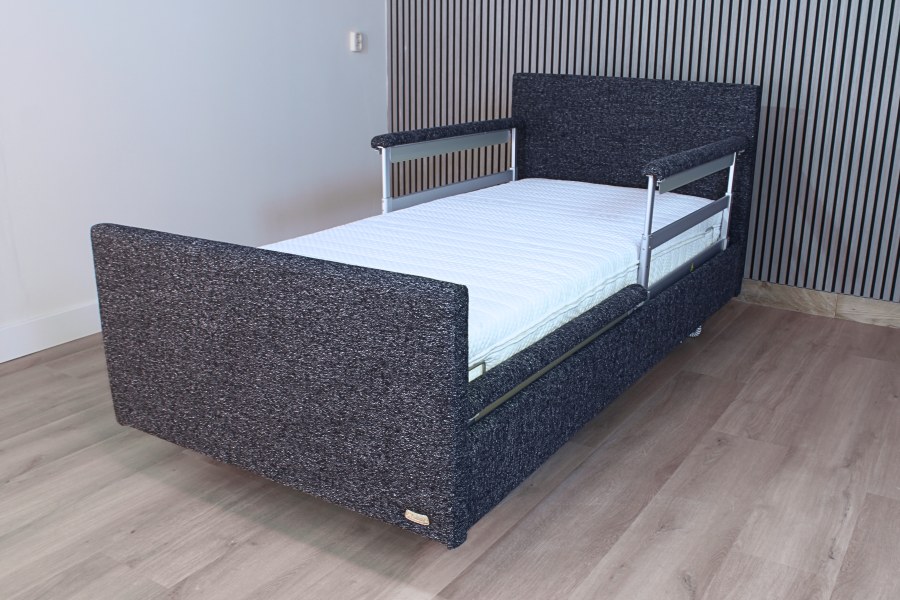 Hoog-laag bed qqq1098 Gereviseerde King Arthur Con. 90 cm. breed 1 persoons zorg-verpleeg bed. OM SNEL IN HUIS TE HEBBEN. Extra voordelig!